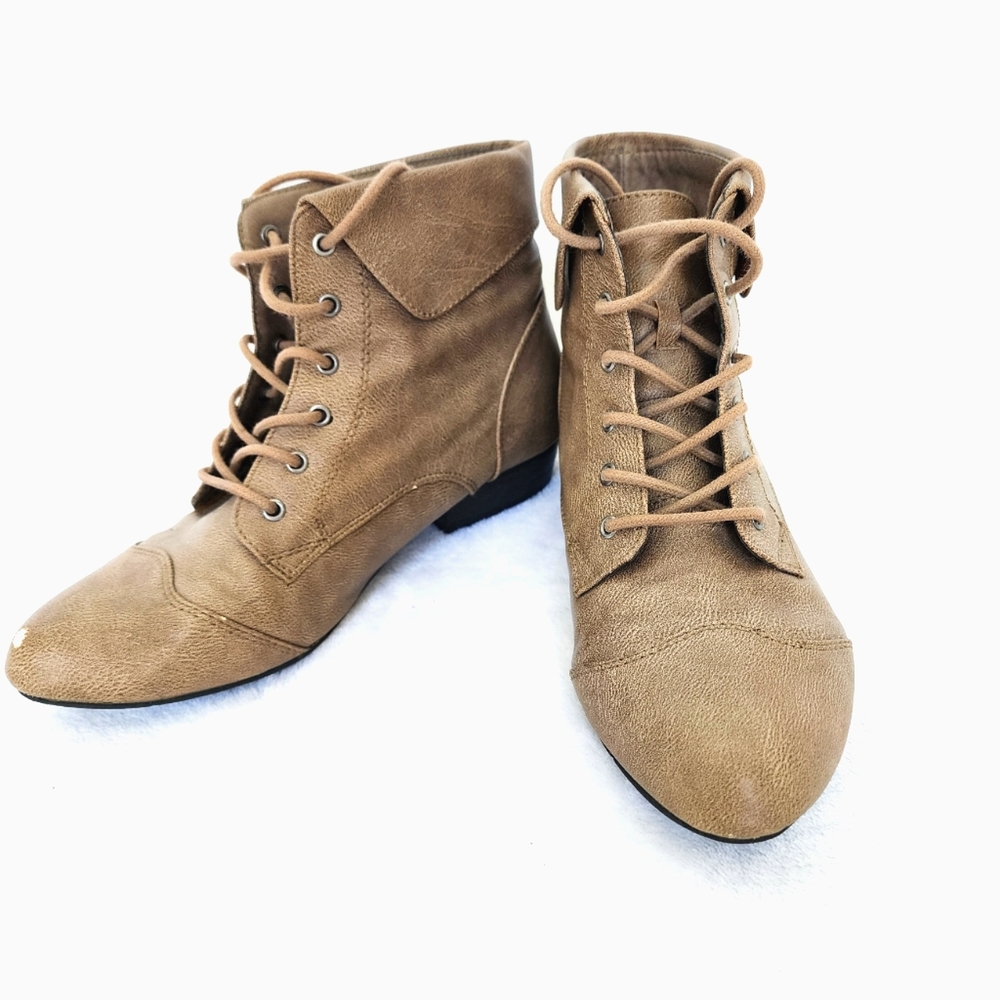 Womens Breckelles Lace Up Tan Booties Boots